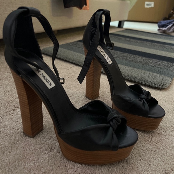 Steve Madden 7.5  Heels - Picture 1 of 4